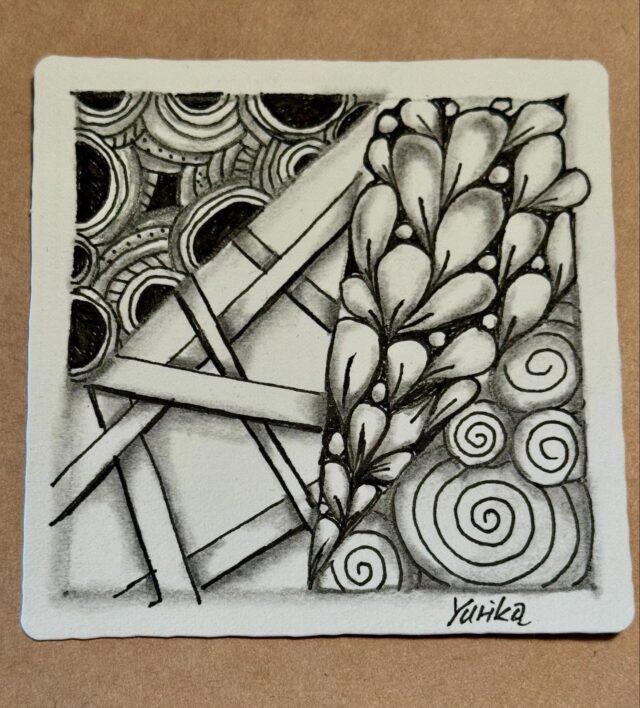 初めてZentangleを描いてみました✨

Zen →ぜん(禅)
Tangle →からまる(模様)

使うのはペンと鉛筆だけ。
消しゴムは使いません。

感謝で始まり感謝で終わる
8つの流れに沿って描く間は
瞑想時間でもあるそうです✨

擦筆(さっぴつ)、鉛筆をぼかして
濃淡グラデーションがつくと
立体感が出ます~😍

次回は水性色鉛筆で描いてみたい🥰